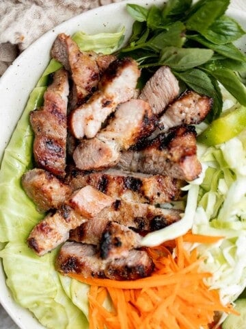 越南烤猪肉(包子Thịt Nướng)是美味的,可口的,简单。又嫩又多汁在里面,外面完全烧焦的。| aheadofthyme.com