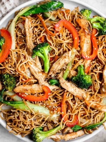 鸡肉炒面是一个典型的中国面食,是快速和容易在20分钟——更快、更健康,比外卖。| aheadofthyme.com