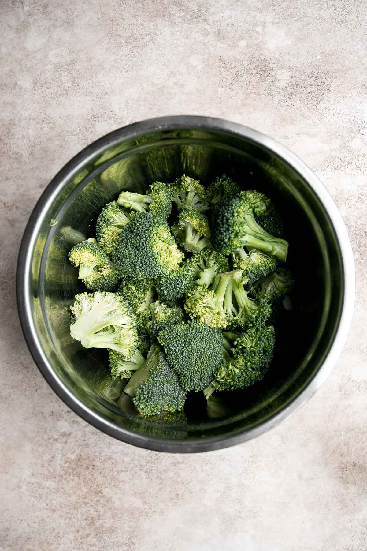 香辣烤西兰花是一道简单快捷的配菜，用鲜嫩酥脆的西兰花拌上美味的5种配料制成，25分钟就能搞定。| aheadofthyme.com