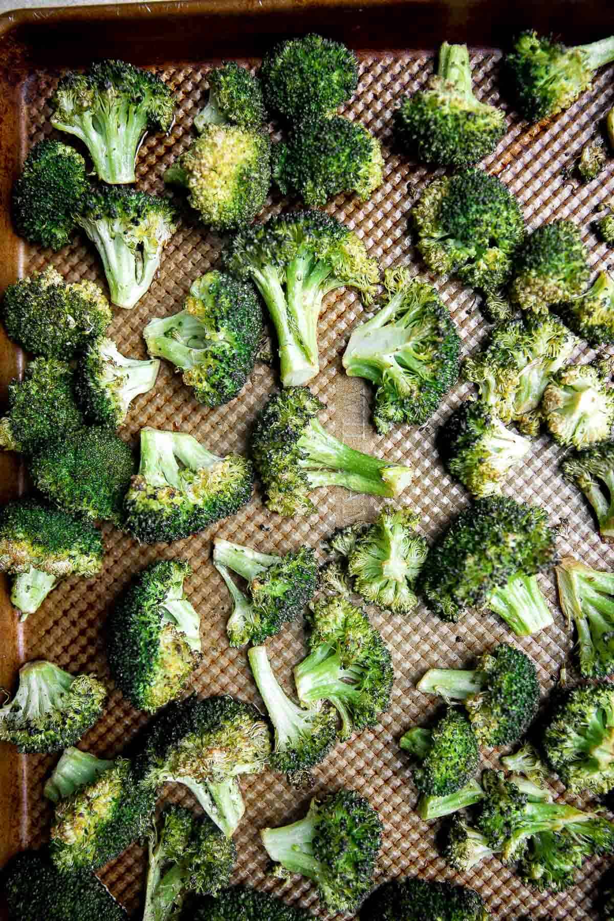 香辣烤西兰花是一道简单快捷的配菜，用鲜嫩酥脆的西兰花拌上美味的5种配料制成，25分钟就能搞定。| aheadofthyme.com