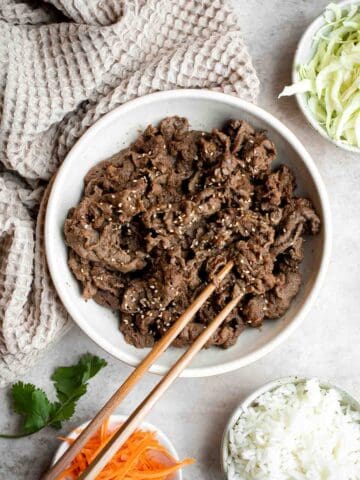 韩国烤肉是一个美味的牛肉,快速和容易与切成薄片的牛肉腌制30分钟的餐美味的甜食和美味蒜酱油。| aheadofthyme.com